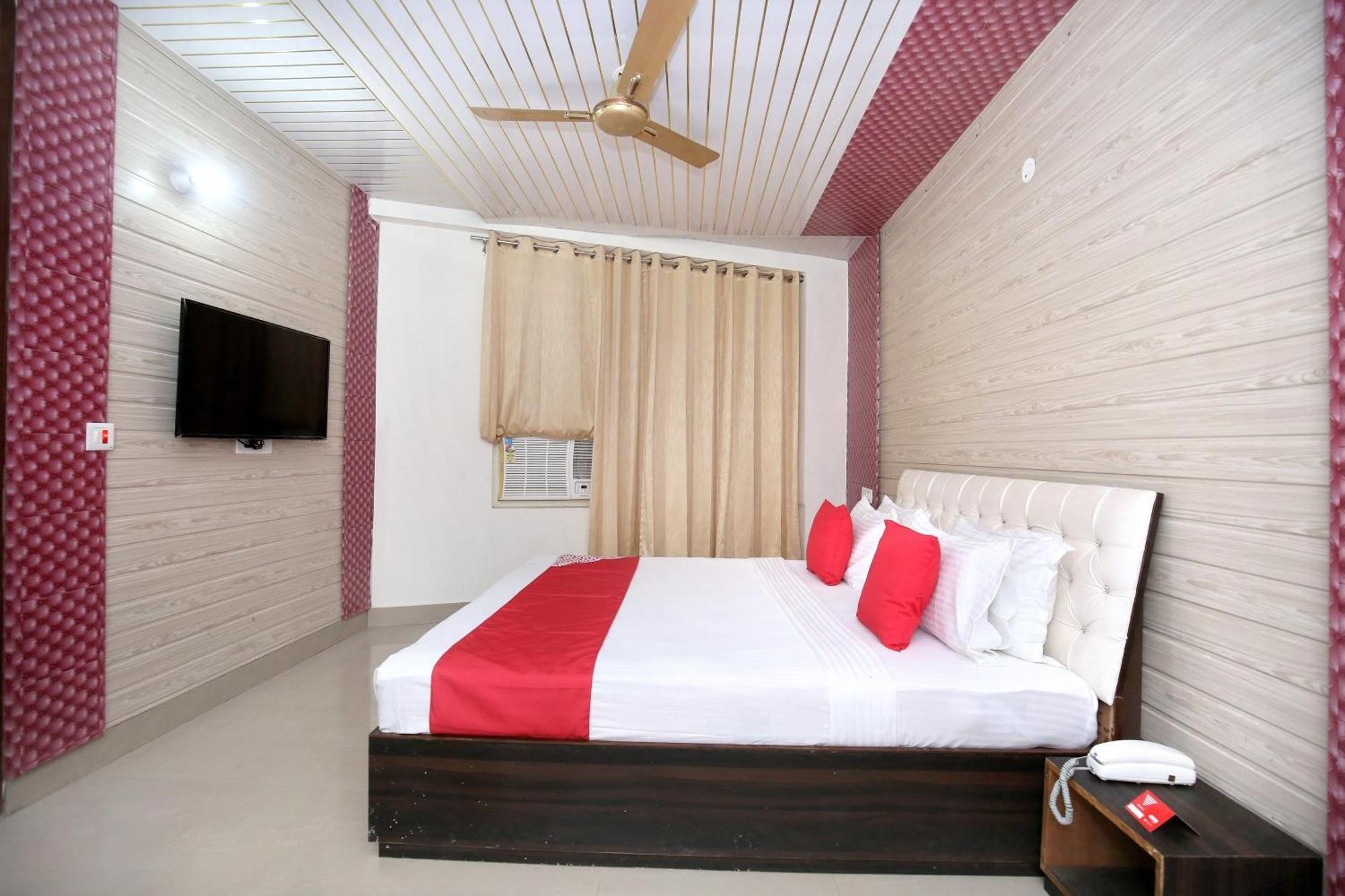 Collection O Gold Star Hotel Sohana Exterior photo