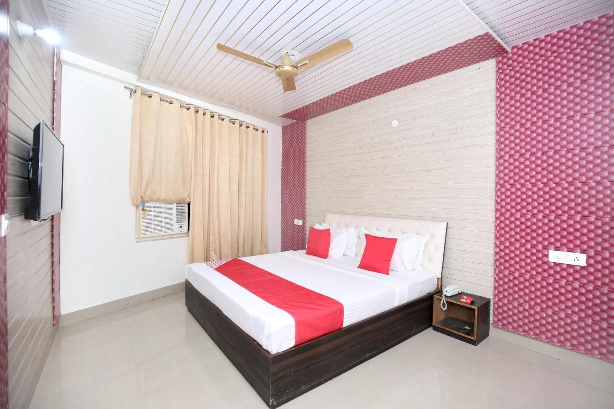 Collection O Gold Star Hotel Sohana Exterior photo