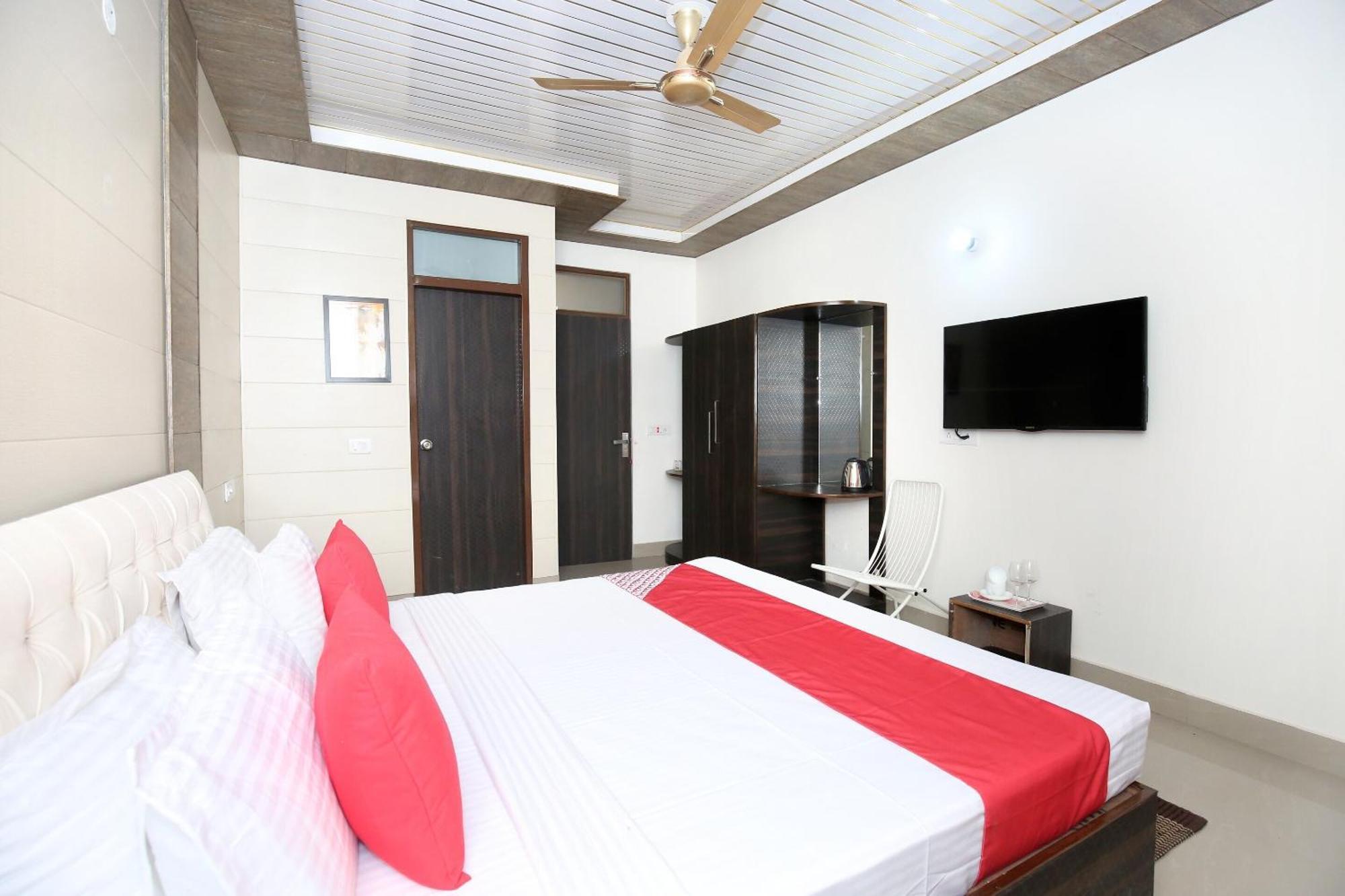 Collection O Gold Star Hotel Sohana Exterior photo