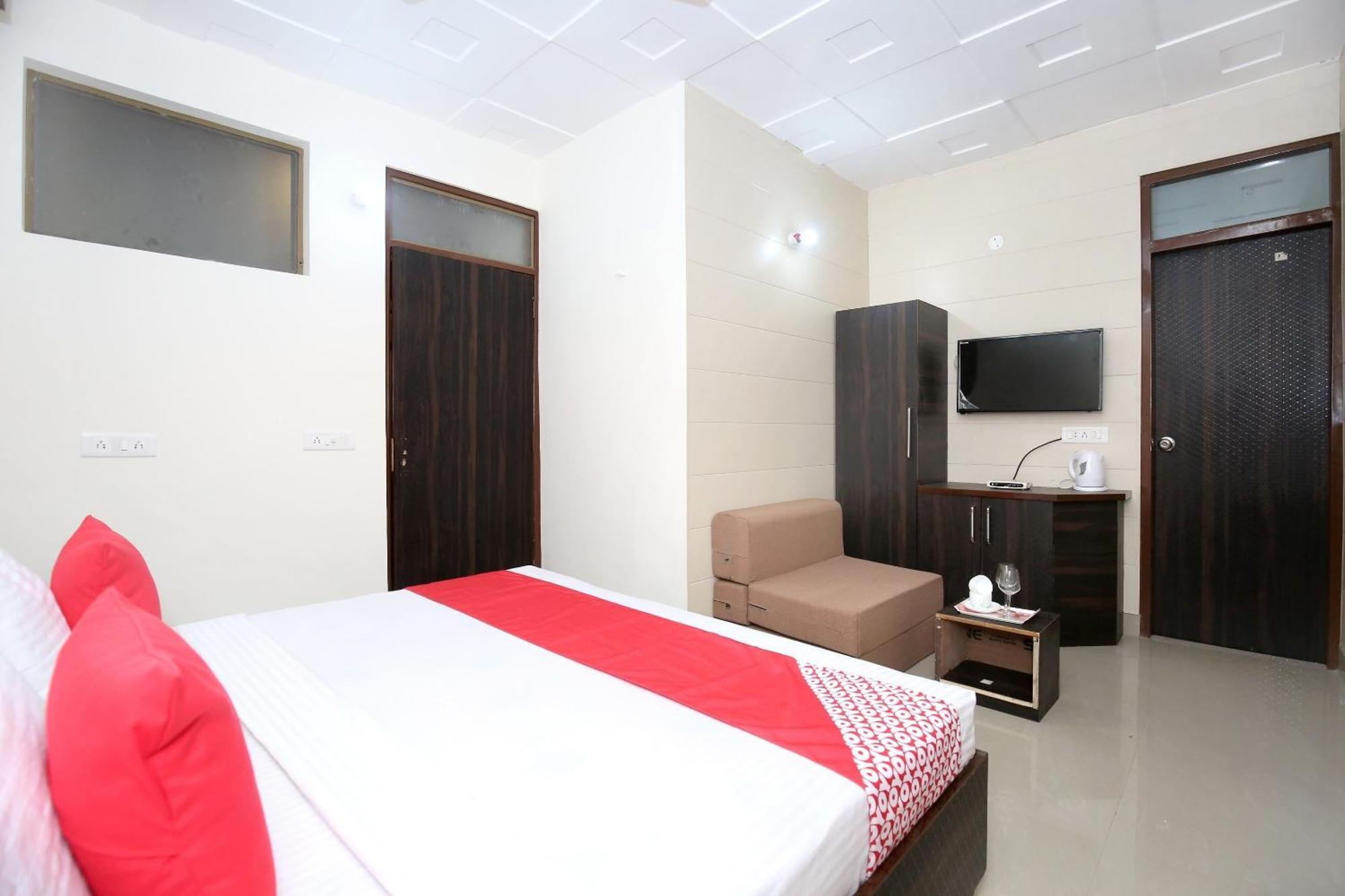 Collection O Gold Star Hotel Sohana Exterior photo