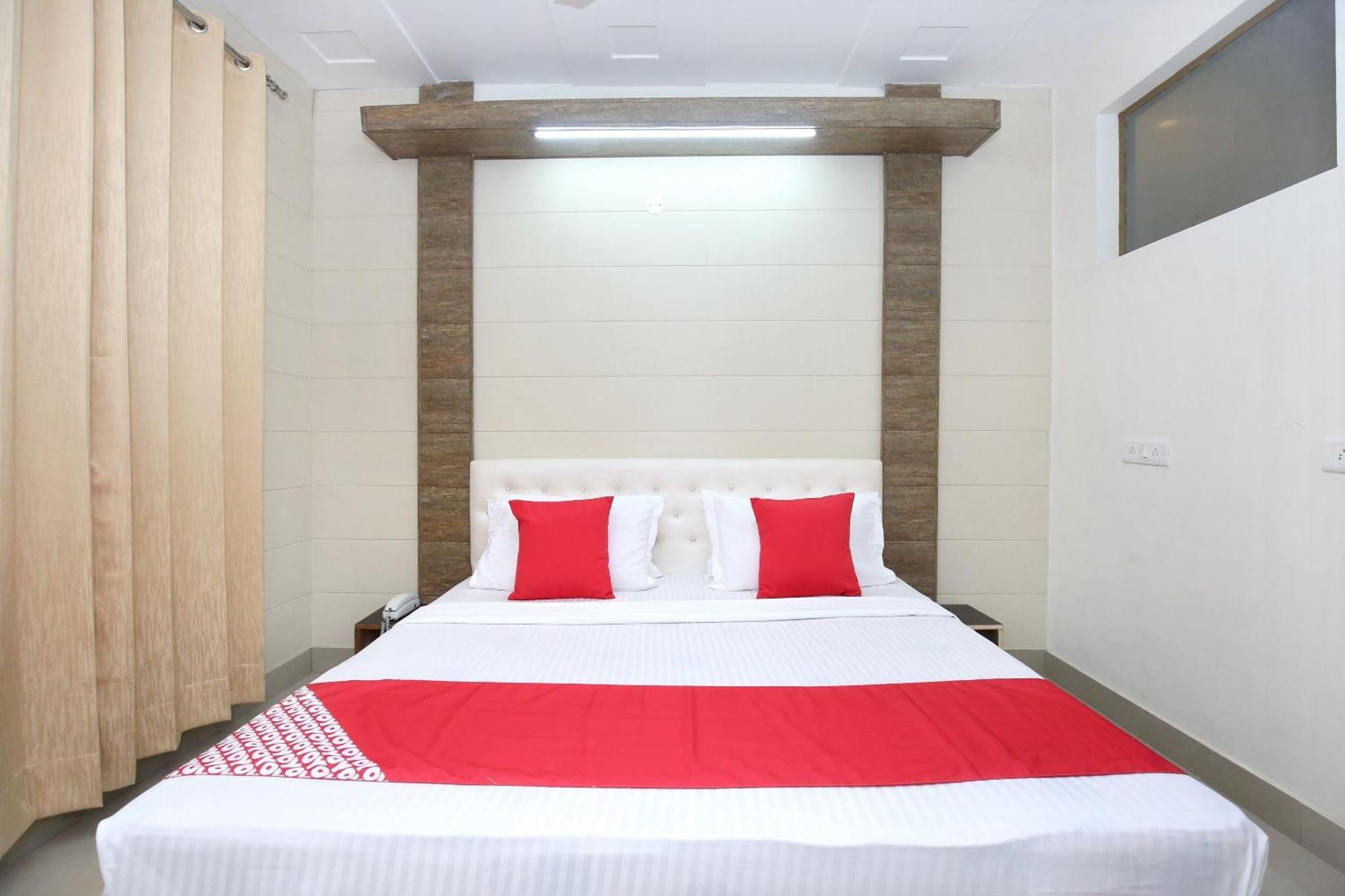 Collection O Gold Star Hotel Sohana Exterior photo