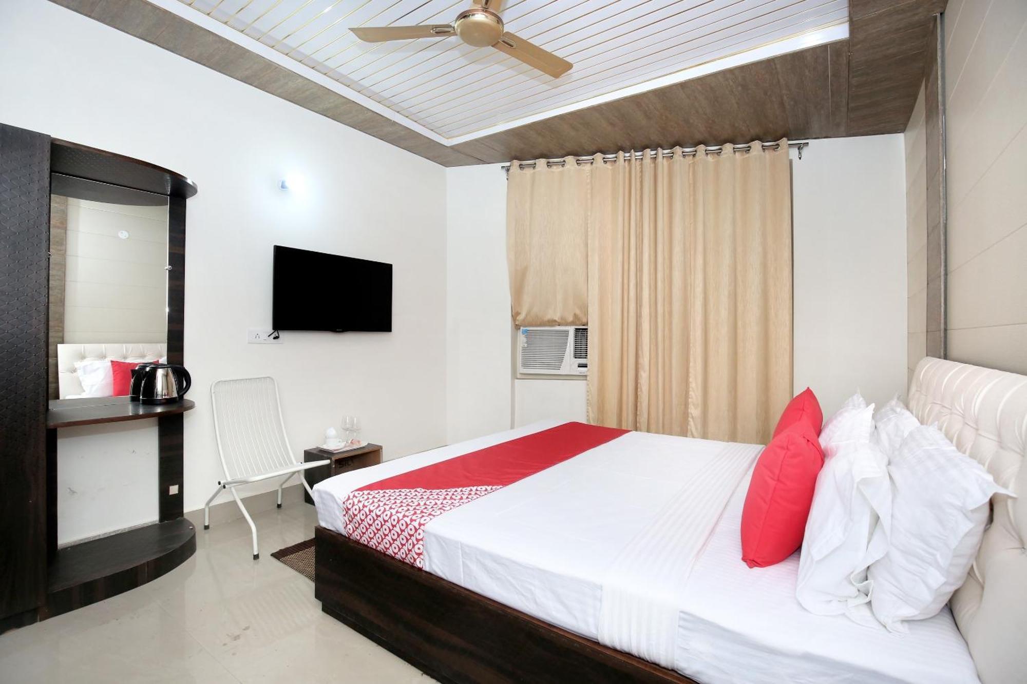 Collection O Gold Star Hotel Sohana Exterior photo